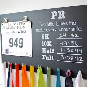 黒板に PR レース ビブとメダル ホルダー - 5K、10K、ハーフ、フル