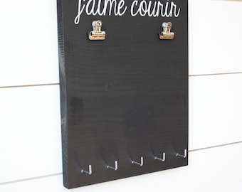 Lopende Bib en de houder van de medaille - J'aime courir (ik hou om uit te voeren in het Frans)