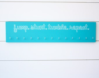 Cheerleading medaille Holder - stap-springen. Stunt. Tuimelen. Herhaal deze procedure. -Large