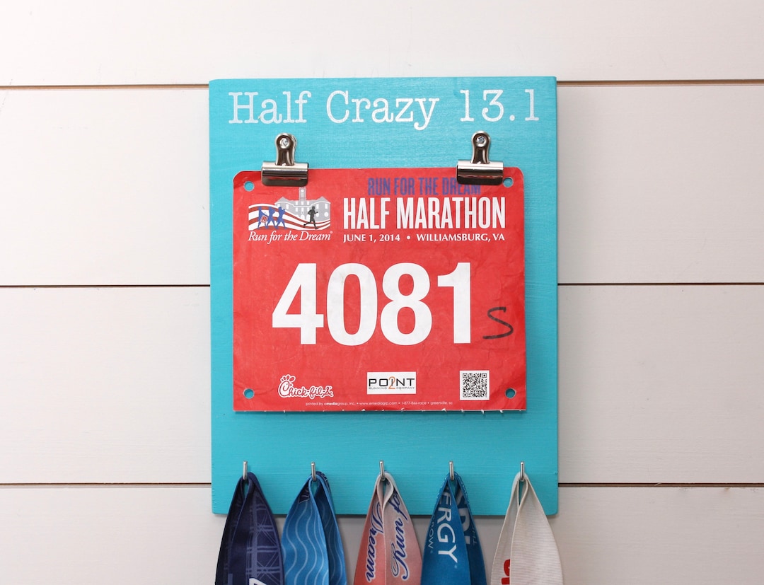 VIEWAY Medaille Display Hanger Marathon Race Bibs Display Houder, Muur Gemonteerde Trofeeplank en Haken voor Hardlopen, Sport, Gymnastiek Prijzen 50 Bib Flip Pouches - MK817A VIEWAY Medaille Display Hanger Marathon Race Bibs Display Houder, Muur Gemonteerde Trofeeplank en Haken voor Hardlopen, Sport, Gymnastiek Prijzen 50 Bib Flip Pouches - MK817A