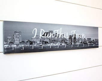Boston medaille Holder - ik Run This Town - groot (zwart / wit)