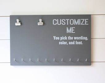 Estante de exhibición de medallas con soporte para medallas con un solo babero personalizable: ¡tú lo diseñas, nosotros lo hacemos!