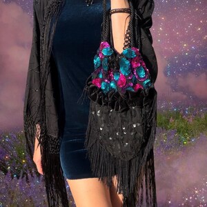 Whimsigoth sammetsväska | Handgjord | Blommig väska med fransar