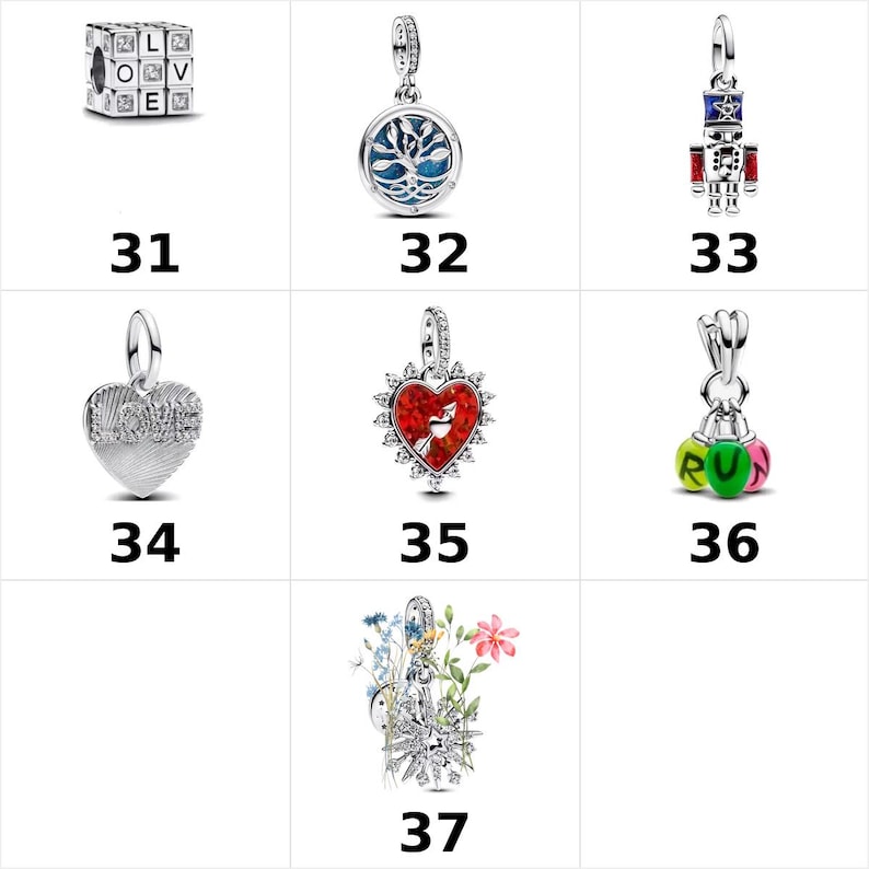 K&ouml;nnte beinhalten: Eine Sammlung von sieben silberfarbenen Metallanh&auml;ngern, nummeriert von 31 bis 37. Die Anh&auml;nger umfassen einen W&uuml;rfel mit dem Wort LOVE, einen Lebensbaum, einen Nussknacker, ein Herz mit dem Wort LOVE, ein rotes Herz mit Pfeil, RUN-Perlen und einen Blumenstern.