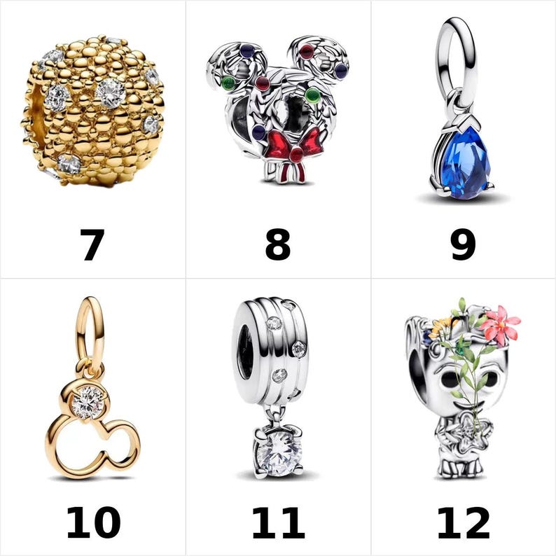 K&ouml;nnte beinhalten: Eine Sammlung von sechs silber- und goldfarbenen Schmuckanh&auml;ngern, nummeriert von 7 bis 12. Die Anh&auml;nger zeigen verschiedene Designs, darunter eine texturierte goldene Perle mit klaren Steinen, ein bunter Charakterkopf, ein blauer Tropfen, ein goldenes Symbol, eine silberne Perle mit h&auml;ngendem Stein und eine Charakterfigur mit Blumen.