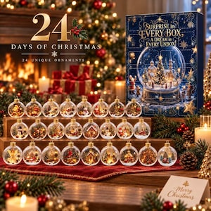 Könnte beinhalten: Ein 24-Tage-Weihnachts-Adventskalender mit einer Schneekugel-Illustration und dem Text Surprise in Every Box, A Dream in Every Unbox. Er enthält 24 durchsichtige, kugelförmige Ornamente, die jeweils eine einzigartige Miniatur-Weihnachtsszene zeigen.