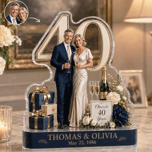 Könnte beinhalten: Ein personalisierter Acryl-Kuchentopper zum 40. Jahrestag mit einem Paar in Abendgarderobe, marineblauen Geschenken, einer Champagnerflasche und einem Schild mit der Aufschrift Cheers to 40 Years. Sockel in Marineblau mit THOMAS & OLIVIA May 22, 1986.