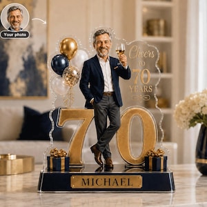 Puede incluir: Un expositor de acrílico personalizado para 70 cumpleaños con la silueta de un hombre con americana azul marino y pantalones grises sosteniendo una copa de vino. Incluye los números '70' dorados, globos y una base con el nombre 'MICHAEL'.