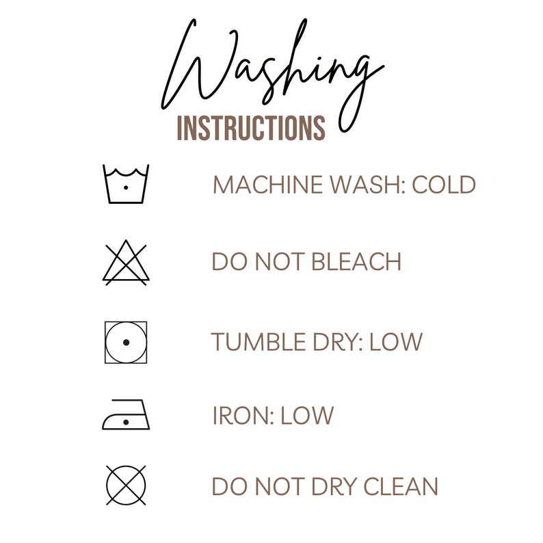 Może przedstawiać: Grafika zatytułowana Washing Instructions z pięcioma czarnymi ikonami i odpowiadającym im tekstem: Machine Wash: Cold, Do Not Bleach, Tumble Dry: Low, Iron: Low oraz Do Not Dry Clean. Tekst jest w kolorze ciemnobrązowym na białym tle.
