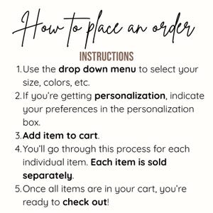 Może przedstawiać: Grafika instruktażowa zatytułowana How to place an order z pięcioma ponumerowanymi krokami. Wyjaśnia użycie menu rozwijanego do wyboru rozmiaru i koloru, wprowadzanie szczeg&oacute;ł&oacute;w personalizacji, dodawanie przedmiot&oacute;w do koszyka, informację, że każdy przedmiot jest sprzedawany osobno oraz proces finalizacji zam&oacute;wienia.