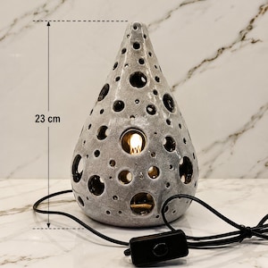 Handgemaakte keramische tafellamp, moderne sfeerlamp van aardewerk, accentlamp van grijs klei, uniek nachtlampje, woondecoratie, 23 cm, cadeau-idee