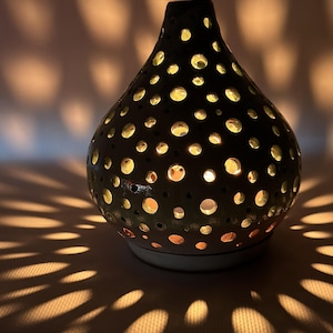 Handgemaakte lantaarn van Ceramic.clay – mintgroene theelichthouder, ambachtelijk aardewerkdecor, vaas met gedroogde bloemen