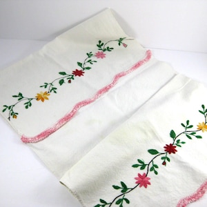 Hand Embroidered Cotton Table Runner: 1950s Vintage Spring Decor