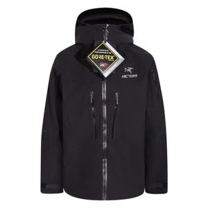 Puede incluir: Chaqueta negra con capucha y cremallera completa, dos bolsillos laterales y los logotipos "GORE-TEX" y "Arc'teryx". La chaqueta tiene un cuello alto y una capucha. La chaqueta está diseñada para actividades al aire libre.