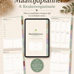 Peut inclure: Un planificateur de repas numérique et un système d'organisation de cuisine affichés sur une tablette, entourés de pages imprimées présentant des menus hebdomadaires, des listes de courses, des recettes et des inventaires avec du texte.