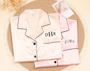 Set di pantaloncini pigiama in raso personalizzati per damigelle d'onore, pigiami in seta con nome ricamato su misura, pigiami coordinati per sposa e damigelle, regalo personalizzato per addio al nubilato.