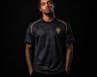 Camiseta de fútbol de Portugal negra y dorada – Camiseta de fútbol premium inspirada en Portugal, escudo bordado, ropa deportiva para aficionados, prenda deportiva para hombre