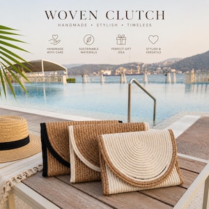 Könnte beinhalten: Drei gewebte Clutch-Taschen in Beige- und Cremetönen, mit einem Strohhut auf einer Holzoberfläche. Die Taschen haben einen Klappenverschluss und sind mit "WOVEN CLUTCH" beschriftet. Der Hintergrund zeigt einen Pool und eine malerische Aussicht.