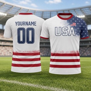 Pu&ograve; includere: Una maglia bianca a maniche corte con strisce rosse sul fondo e una sezione della spalla blu con stelle bianche. La parte anteriore mostra il testo USA e una piccola bandiera americana. Il retro mostra il testo YOURNAME e il numero 00 in blu.