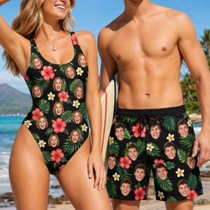 Peut inclure: Un maillot de bain une pièce noir et un short de bain noir arborant un motif répétitif de fleurs d'hibiscus tropicales, de feuilles de palmier vertes et une photo personnalisée d'un visage souriant imprimée sur tout le tissu.