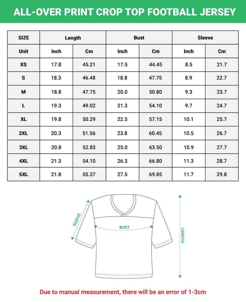 Pu&ograve; includere: Una tabella delle taglie per una maglia da calcio corta con stampa all-over. La tabella elenca le misure in pollici e centimetri per le taglie dalla XS alla 5XL, includendo lunghezza, busto e maniche, con un disegno al tratto della maglia.