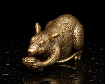 Minifigura vintage de rata de latón sosteniendo una nuez, estatua zen de abundancia de recursos hecha a mano con energía curativa y de conexión a tierra suave.