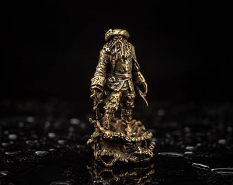 Statuetta vintage in ottone di Davy Jones, pirata, con energia curativa, mini statua nautica in rame fuso a mano, decorazione retrò per la scrivania e regalo per gli appassionati.