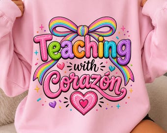 Enseñando con Corazón PNG, Profesor de Español PNG, Diseño de Camiseta para Profesor de Herencia Hispana, Sublimación de Profesora con Lazo Coqueto PNG