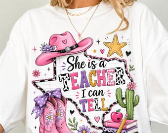 Ela é professora, eu sei! PNG, Design de sublimação de vaqueira do oeste americano, Clipart de contorno "Olá, Texas!", Arte retrô para camiseta de professor de escola rural