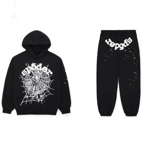 Peut inclure: Ensemble noir compos&eacute; d'un sweat &agrave; capuche et d'un pantalon de surv&ecirc;tement. Le sweat &agrave; capuche pr&eacute;sente un motif de toile d'araign&eacute;e blanche et le mot "spider". Le pantalon de surv&ecirc;tement porte le mot "spider" au dos et des points blancs.