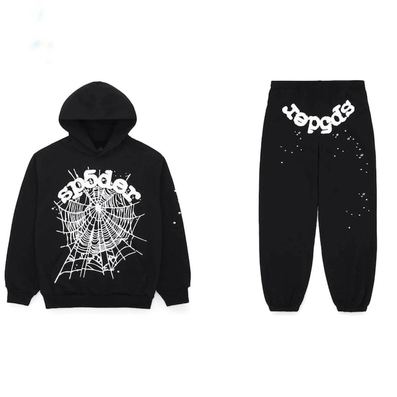 Peut inclure: Ensemble noir compos&eacute; d'un sweat &agrave; capuche et d'un pantalon de surv&ecirc;tement. Le sweat &agrave; capuche pr&eacute;sente un motif de toile d'araign&eacute;e blanche et le mot "spider". Le pantalon de surv&ecirc;tement porte le mot "spider" au dos et des points blancs.