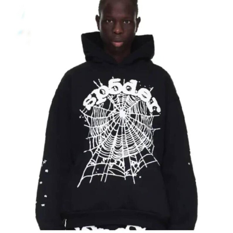 Peut inclure: Sweat &agrave; capuche noir avec un motif de toile d'araign&eacute;e blanche et le mot "sp5der". Les manches sont orn&eacute;es d'&eacute;toiles blanches. Le sweat &agrave; capuche a une capuche et une coupe ample.