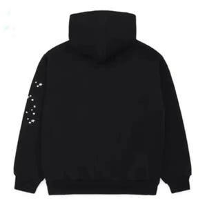 Peut inclure: Sweat &agrave; capuche noir avec un col montant et une constellation d'&eacute;toiles blanches sur la manche gauche. Le sweat &agrave; capuche est en mati&egrave;re douce et a une coupe d&eacute;contract&eacute;e. V&ecirc;tement d&eacute;contract&eacute; et confortable.