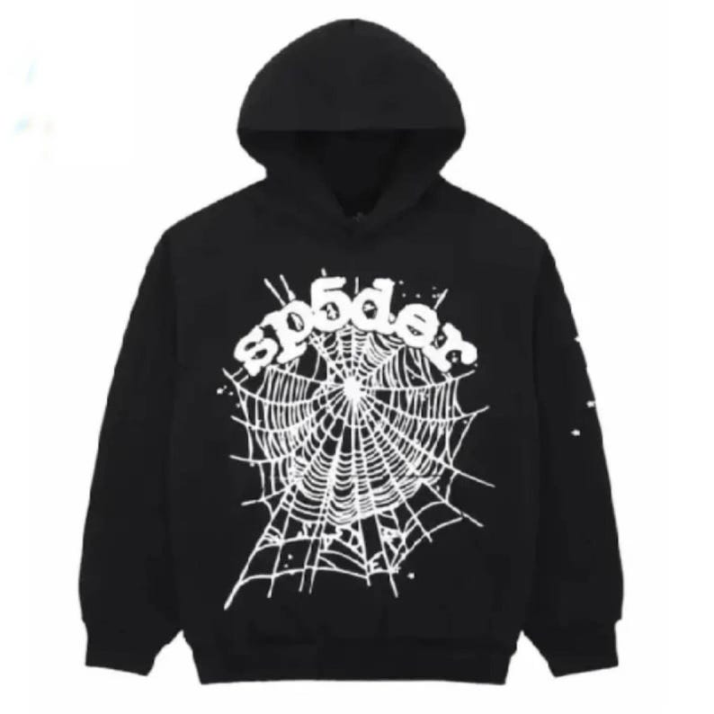 Peut inclure: Sweat-shirt &agrave; capuche noir avec un motif de toile d'araign&eacute;e blanche et le mot "sp5der". Le design est centr&eacute; sur le devant. Le sweat-shirt a une capuche avec cordon de serrage et une poche kangourou.