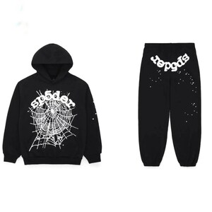 Peut inclure: Ensemble noir compos&eacute; d'un sweat &agrave; capuche et d'un pantalon de surv&ecirc;tement. Le sweat &agrave; capuche pr&eacute;sente un motif de toile d'araign&eacute;e blanche et le mot "spider". Le pantalon de surv&ecirc;tement porte le mot "spider" au dos et des points blancs.
