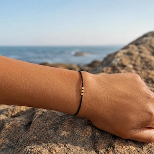 Litet pärlarmband, tunt snörearmband, fint vänskapsarmband, minimalistiskt stapelarmband, vardagssmyckespresent