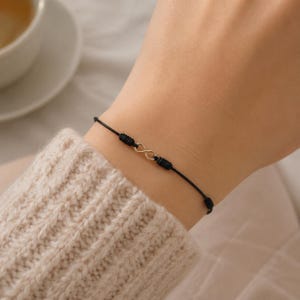 Pulsera roja pequeña, pulsera de la amistad de cordón fino, pulsera minimalista apilable, joyería de playa, regalo de verano para el día a día.