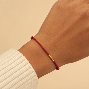 Pulsera roja pequeña, pulsera de cordón fino, pulsera de amistad delicada, pulsera minimalista apilable, joyería para el día a día, regalo para amigas