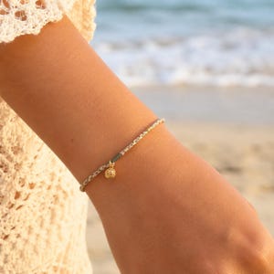 Pulsera de la amistad pequeña, pulsera de cordón fino, pulsera apilable delicada, joyería minimalista de playa, regalo de verano para una amiga.