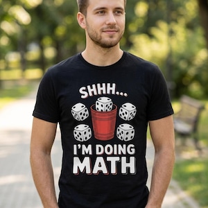 Camiseta "Estoy haciendo matemáticas", regalo divertido para una noche de juegos de Yahtzee, camiseta gráfica para entusiastas de los juegos de dados.
