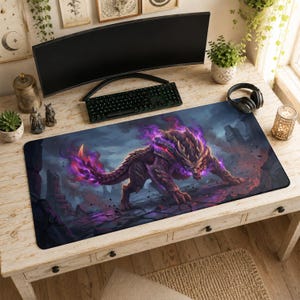 Può includere: Un tappetino da scrivania rettangolare con un'illustrazione fantasy scura di una grande creatura muscolosa simile a un lupo, con fiamme viola luminose che emanano dalla schiena e dalla coda, su un paesaggio roccioso e accidentato.