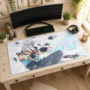 Könnte beinhalten: Rechteckiges Gaming-Mauspad mit einer Anime-Illustration eines Charakters in Aktion, in Hellblau und Weiß. Das Design enthält das Wort "JETT". Das Pad liegt auf einem Holztisch, mit Tastatur und Monitor.