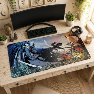Może przedstawiać: Prostokątna podkładka na biurko z żywą ilustracją postaci z Final Fantasy VII, w tym Sephirotha z długim mieczem po lewej stronie i Clouda Strife'a z mieczem po prawej, na tle kwiatów i ciemnych odcieni.