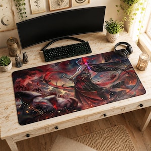 Puede incluir: Una alfombrilla de ratón rectangular con una vibrante ilustración de un guerrero con una espada, sobre un fondo de tonos rojos y oscuros. El diseño incluye túnicas fluidas y elementos dinámicos, adecuada para juegos o la oficina.