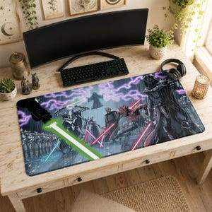 Könnte beinhalten: Rechteckiges Star Wars-Mauspad mit einer Kampfszene mit Darth Vader und Lichtschwertern. Das Pad hat einen schwarzen Rand und eine farbenfrohe, detaillierte Illustration.