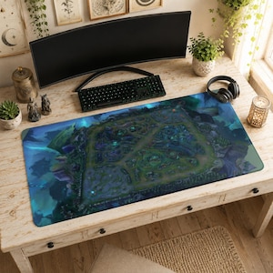 Può includere: Un tappetino da scrivania rettangolare con una dettagliata illustrazione digitale vista dall'alto di una mappa di gioco fantasy. Il design mostra un paesaggio vibrante con sentieri tortuosi, terreno verdeggiante e accenti blu luminosi.