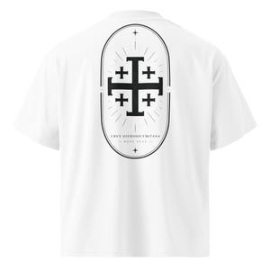 Peut inclure: T-shirt blanc avec un motif noir au dos. Le motif est de forme ovale avec une croix et le texte "CRVX HIEROSOLYMITANA - DEVS VULT" en noir. Le t-shirt est à manches courtes.