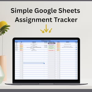 Puede incluir: Una pantalla de portátil que muestra un Simple Google Sheets Assignment Tracker con columnas para materia, tipo, tarea, fecha de entrega, enfoque, prioridad, preguntas y estado, con una flecha amarilla apuntando hacia abajo.