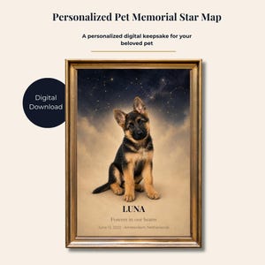 Op de afbeelding: Een digitaal afgedrukte foto in een gouden lijst met een Duitse Herder puppy tegen een sterrenhemel. De print bevat de naam "LUNA", de tekst "Forever in our hearts" en de datum 12 juni 2022, Amsterdam, Nederland. Inclusief "Digital Download".
