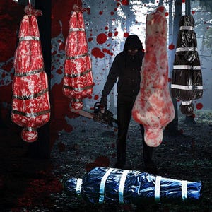 Puede incluir: Un conjunto de accesorios de decoración de Halloween que representan bolsas de cadáveres colgantes y tumbadas. Tres bolsas cuelgan verticalmente con patrones de salpicaduras de sangre roja y cinta plateada, una bolsa negra está en el suelo.